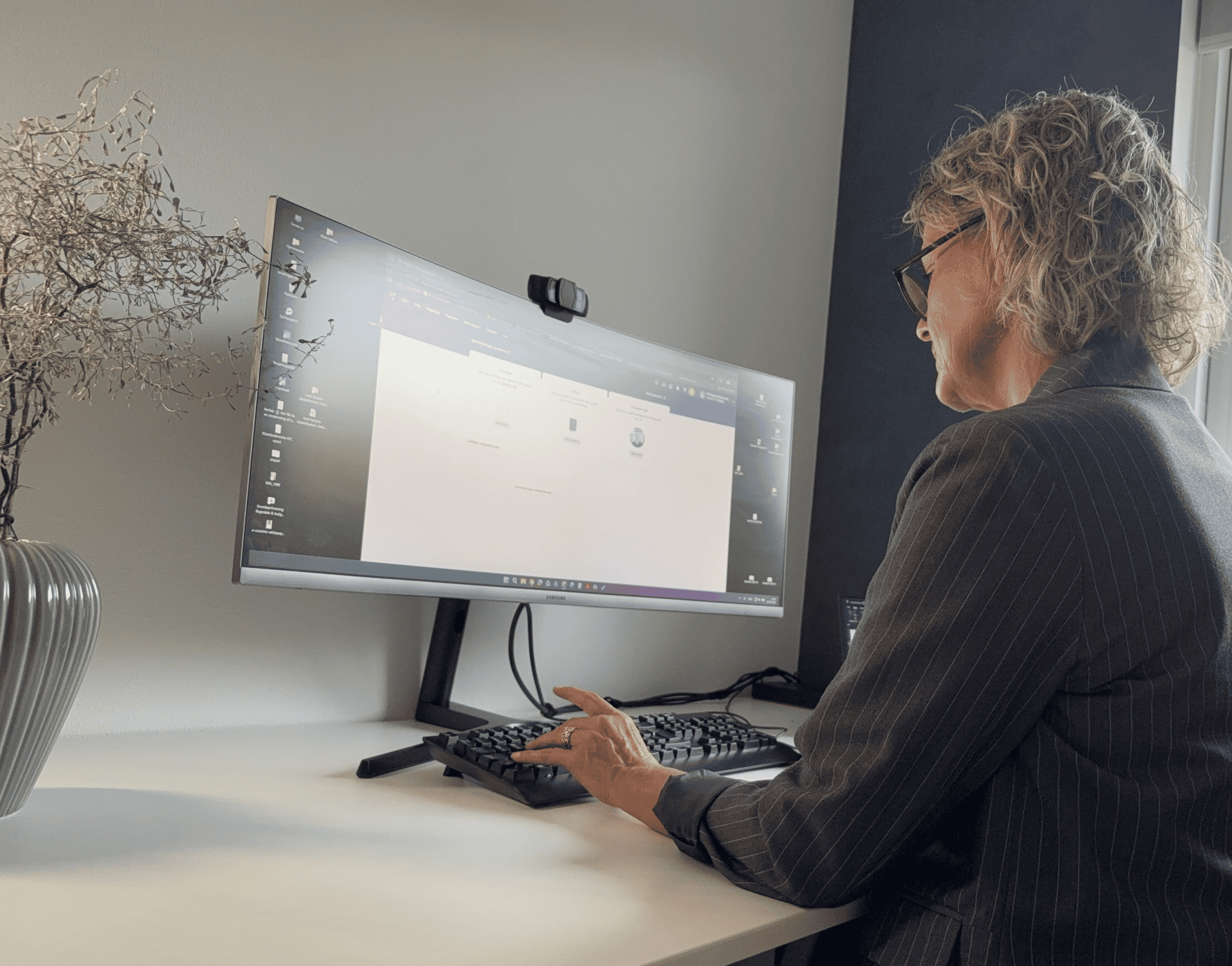 Pernille Nielsen arbejder med bogføring på sin computer